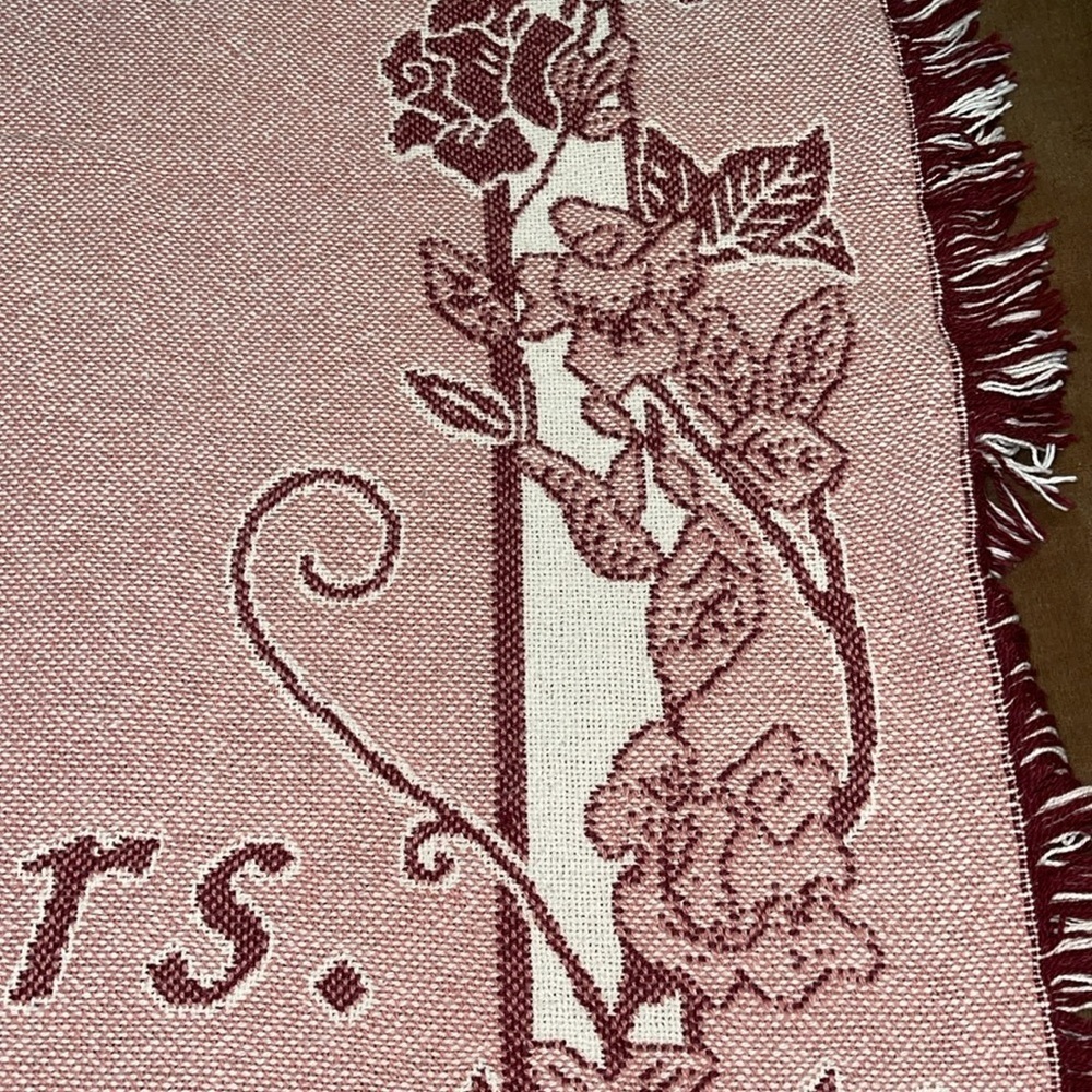 🌺THROW BLANKET “GOD COULN’T BE EVERYWHERE, SO HE CREATED GRANDMOTHERS”. - Picture 5 of 7